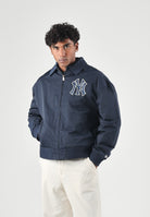 NEW ERA Giacca a vento blu per uomo e donna con ricamo del logo New York Yankees tono su tono sul petto. 60897438 . NEW ERA 