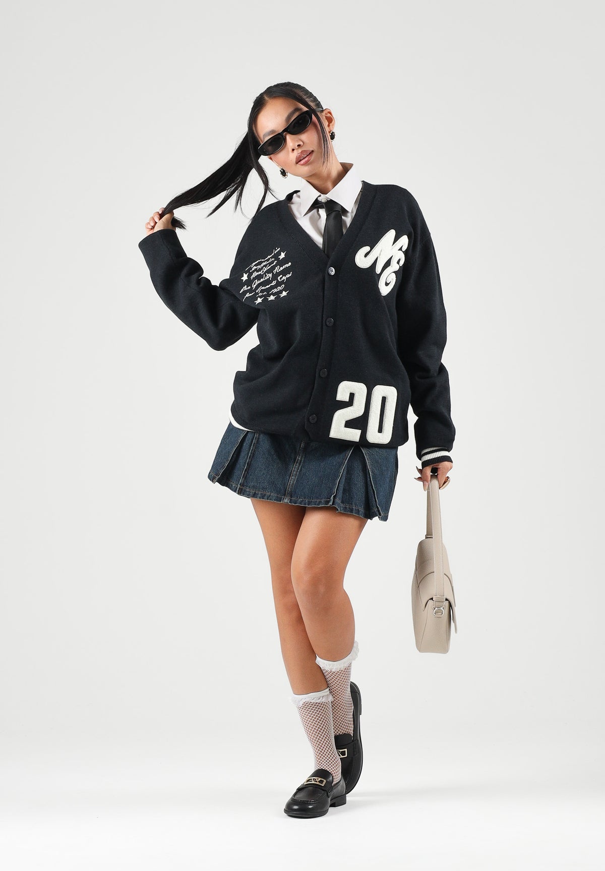 NEW ERA Cardigan nero per uomo e donna con dettagli grafici e ricami lettering in perfetto stile college 60897473 . NEW ERA 