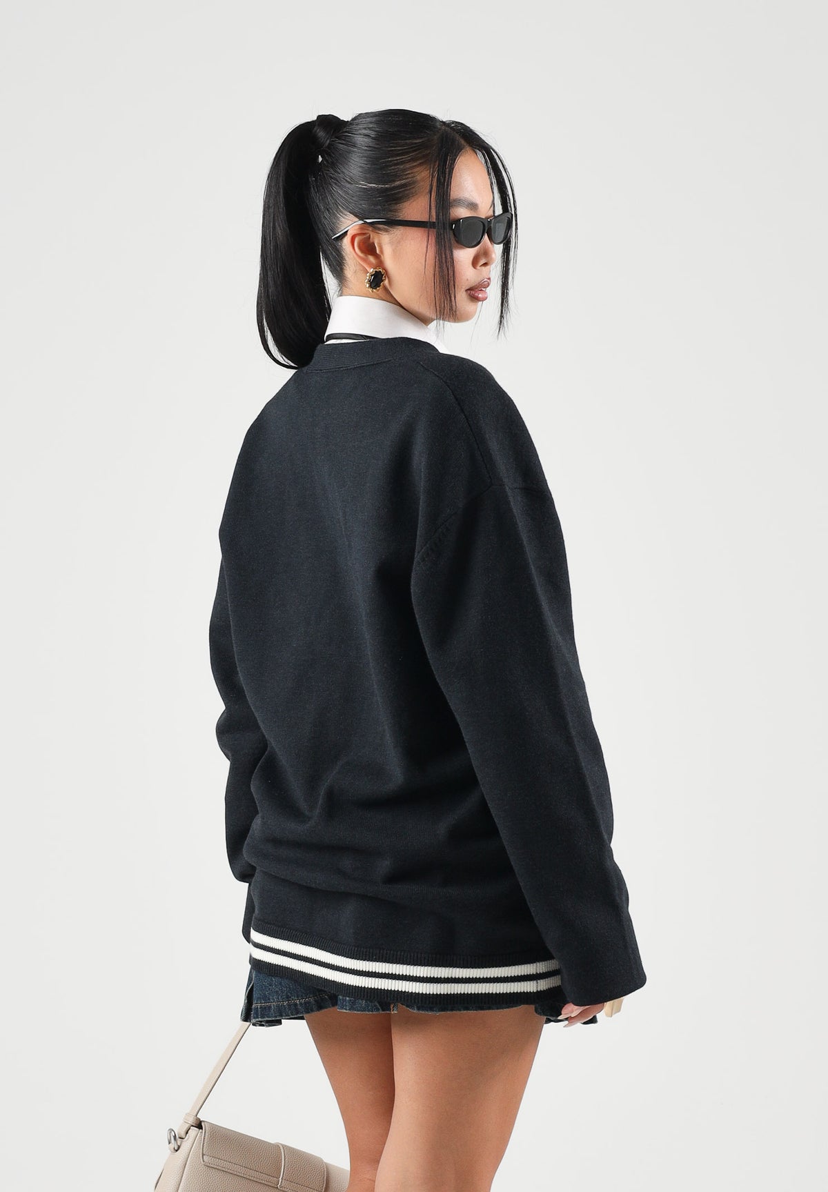 NEW ERA Cardigan nero per uomo e donna con dettagli grafici e ricami lettering in perfetto stile college 60897473 . NEW ERA 