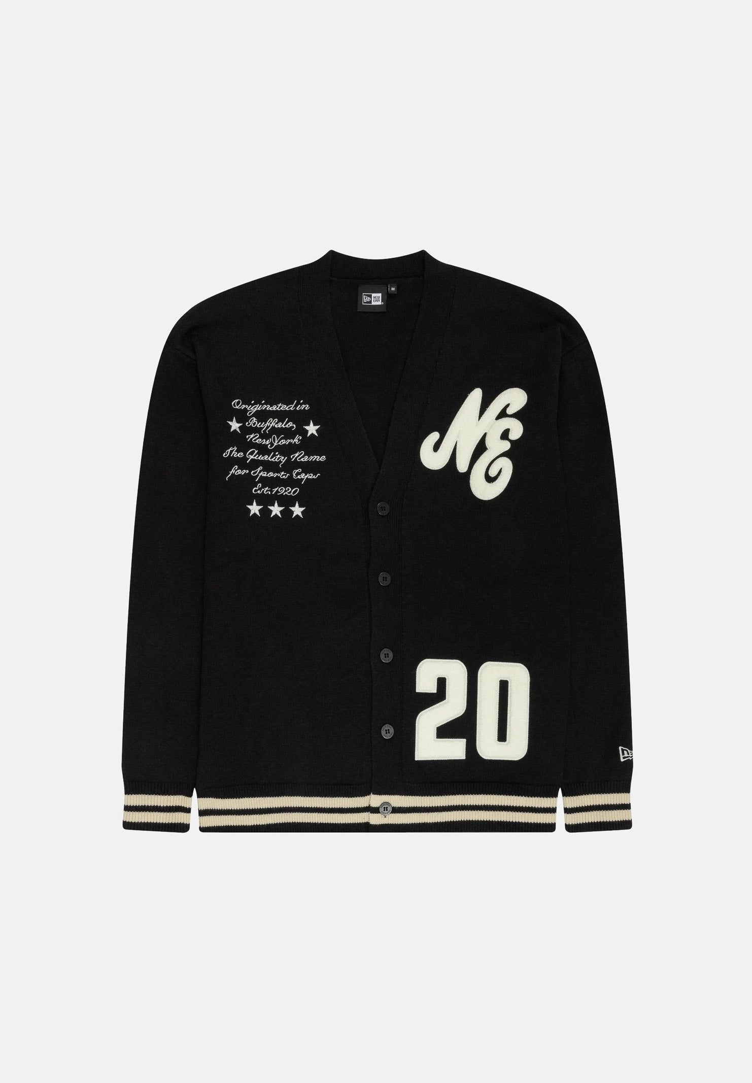 NEW ERA Cardigan nero per uomo e donna con dettagli grafici e ricami lettering in perfetto stile college 60897473 . NEW ERA 