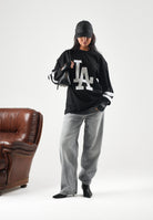 NEW ERA Maglia girocollo nera per uomo e donna con maxi logo frontale 60897486 . NEW ERA 