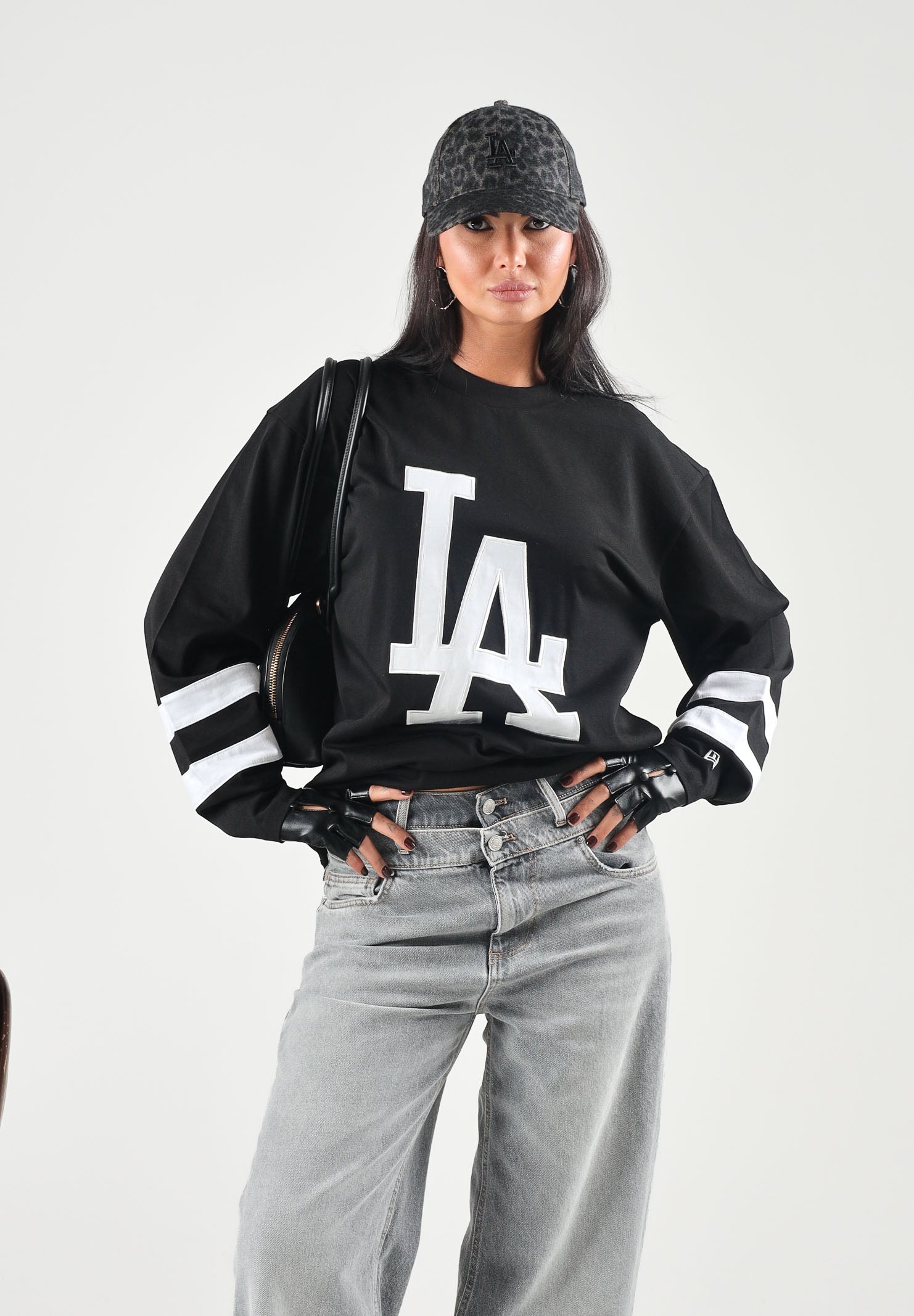 NEW ERA Maglia girocollo nera per uomo e donna con maxi logo frontale 60897486 . NEW ERA 
