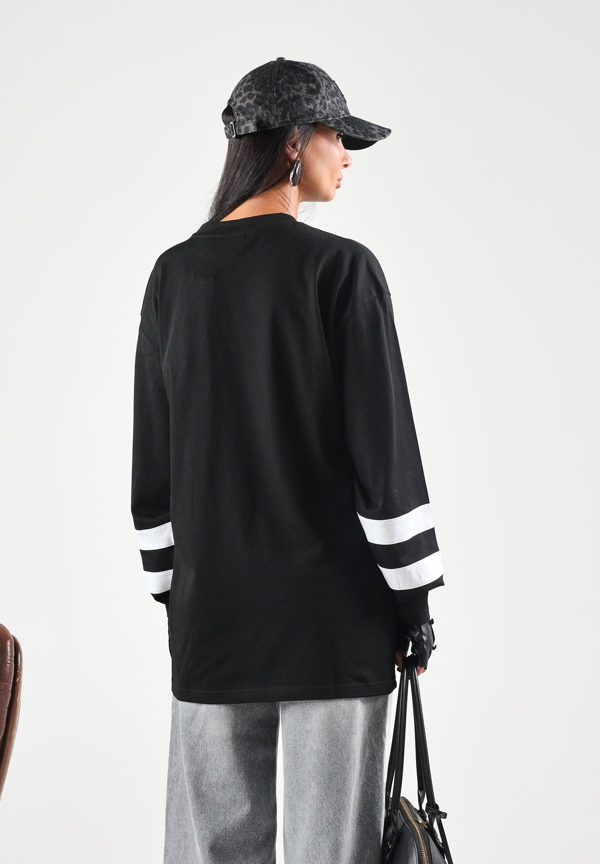 NEW ERA Maglia girocollo nera per uomo e donna con maxi logo frontale 60897486 . NEW ERA 