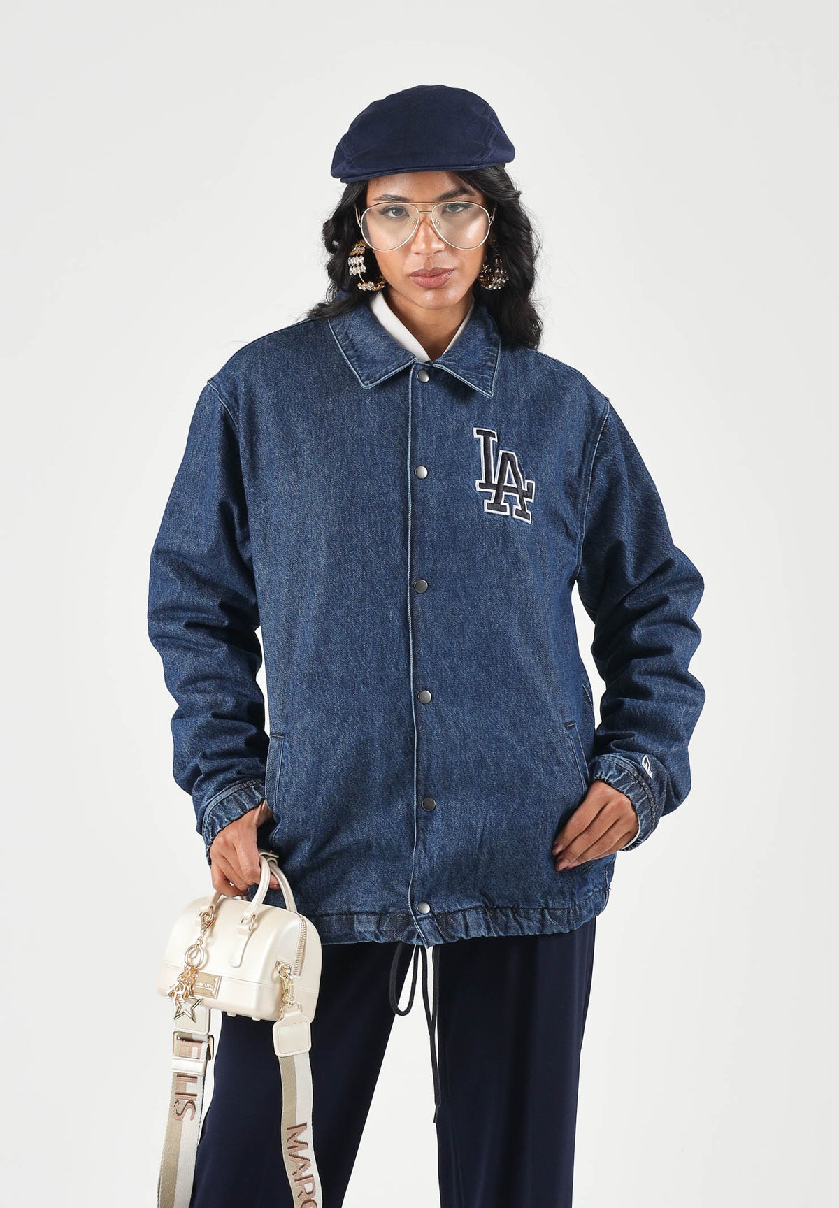 NEW ERA Giubbotto di jeans denim scuro per uomo e donna con logo iconico laterale 60897492 . NEW ERA 