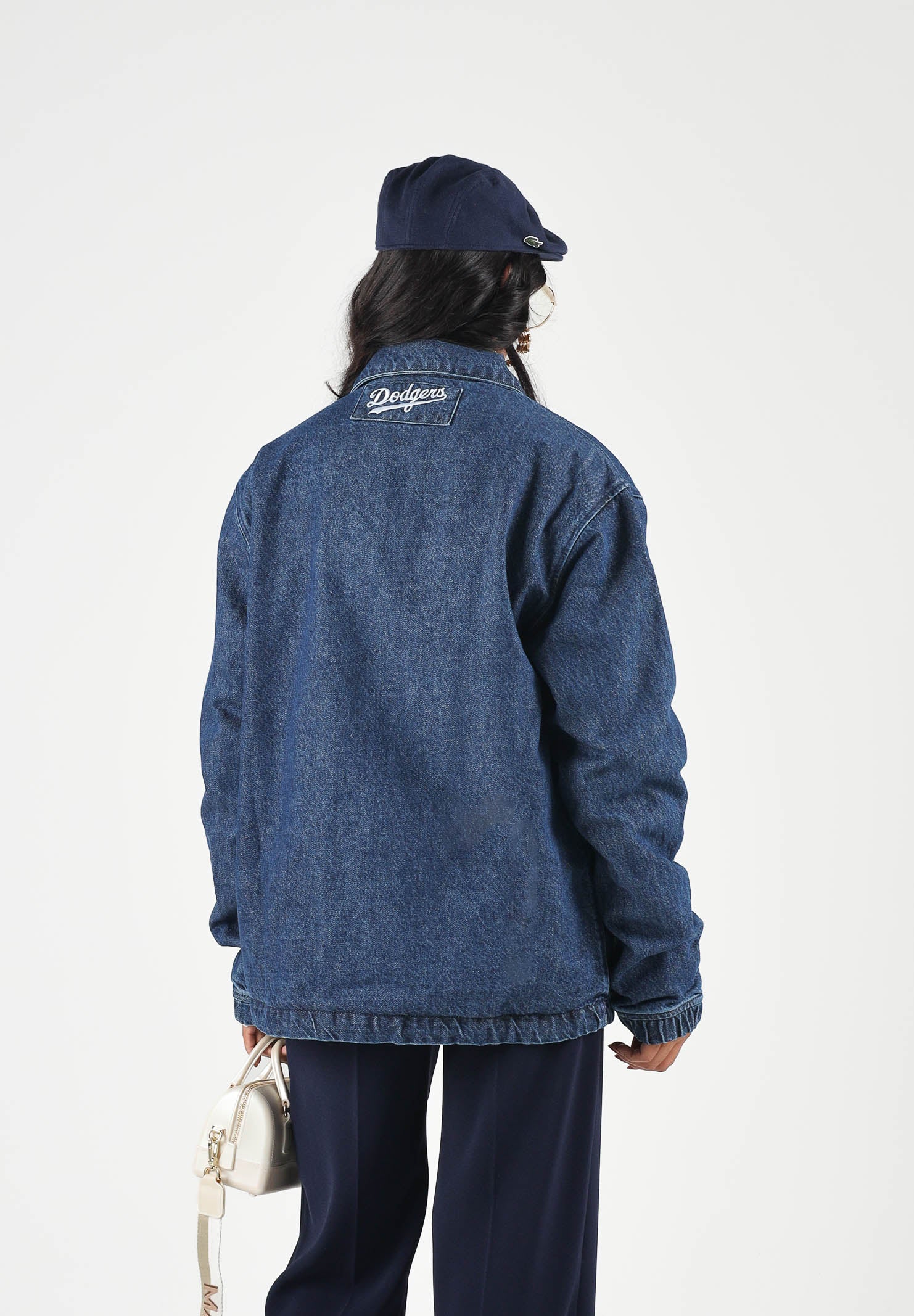 NEW ERA Giubbotto di jeans denim scuro per uomo e donna con logo iconico laterale 60897492 . NEW ERA 