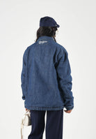 NEW ERA Giubbotto di jeans denim scuro per uomo e donna con logo iconico laterale 60897492 . NEW ERA 