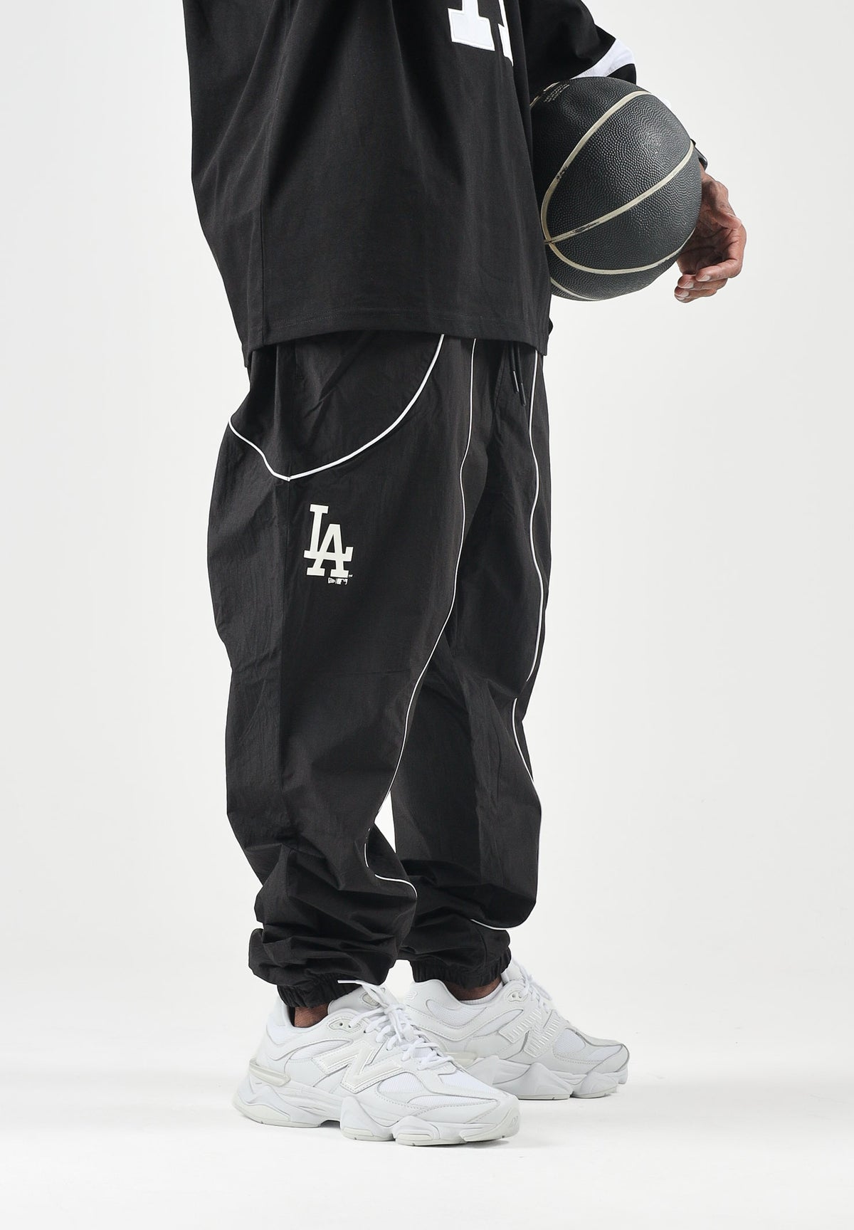 NEW ERA Pantaloni sportivi nero scuro per uomo e donna con mini logo laterale. 60897501 . NEW ERA 