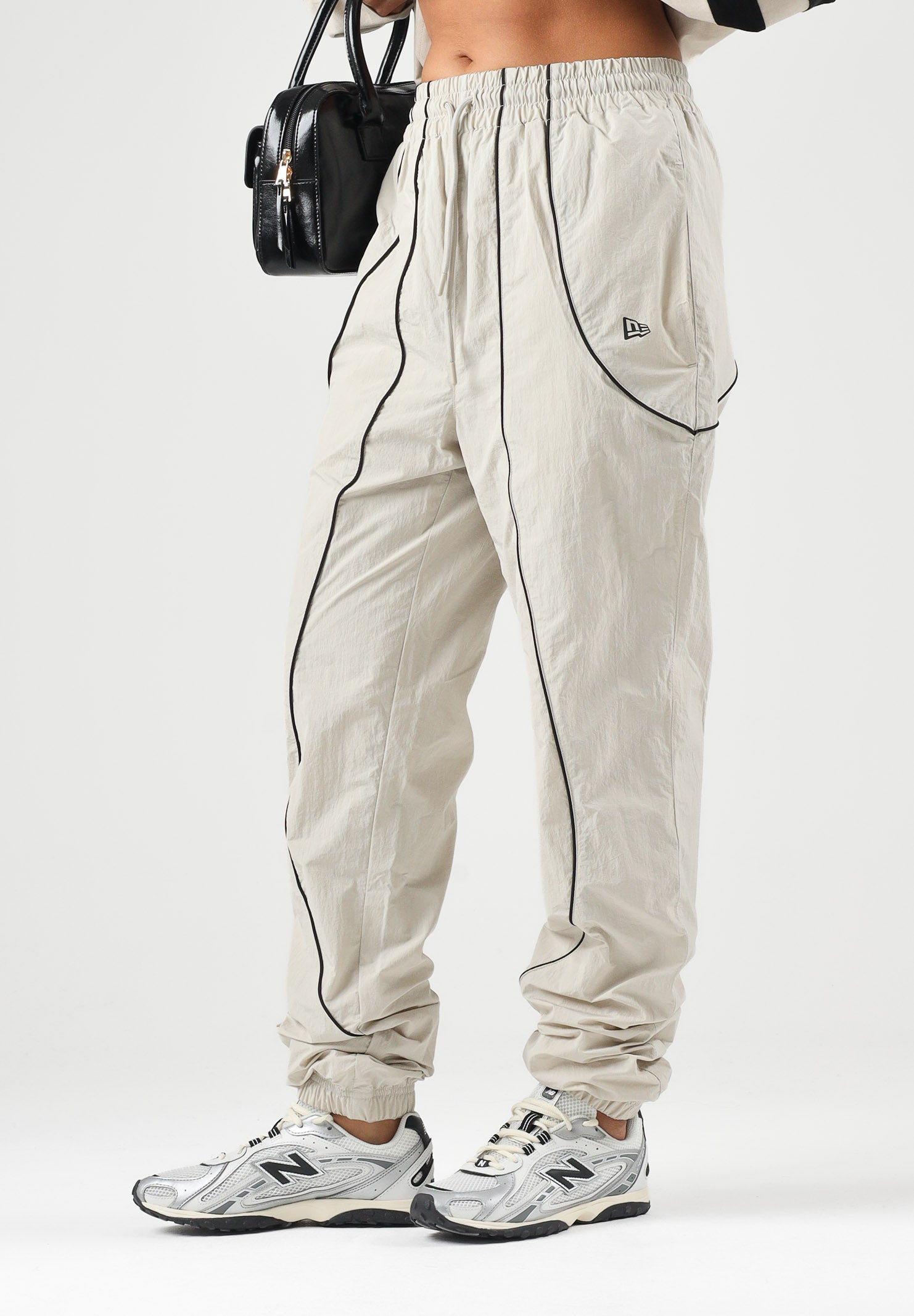 NEW ERA Pantaloni sportivi sabbia/ beige chiaro per uomo e donna 60897518 . NEW ERA 