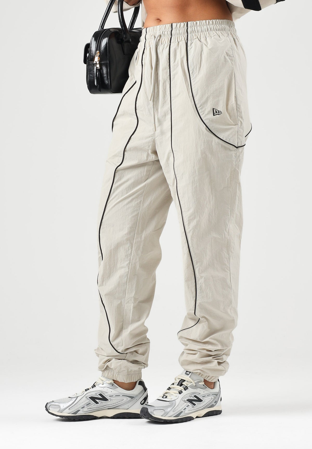 NEW ERA Pantaloni sportivi sabbia/ beige chiaro per uomo e donna 60897518 . NEW ERA 