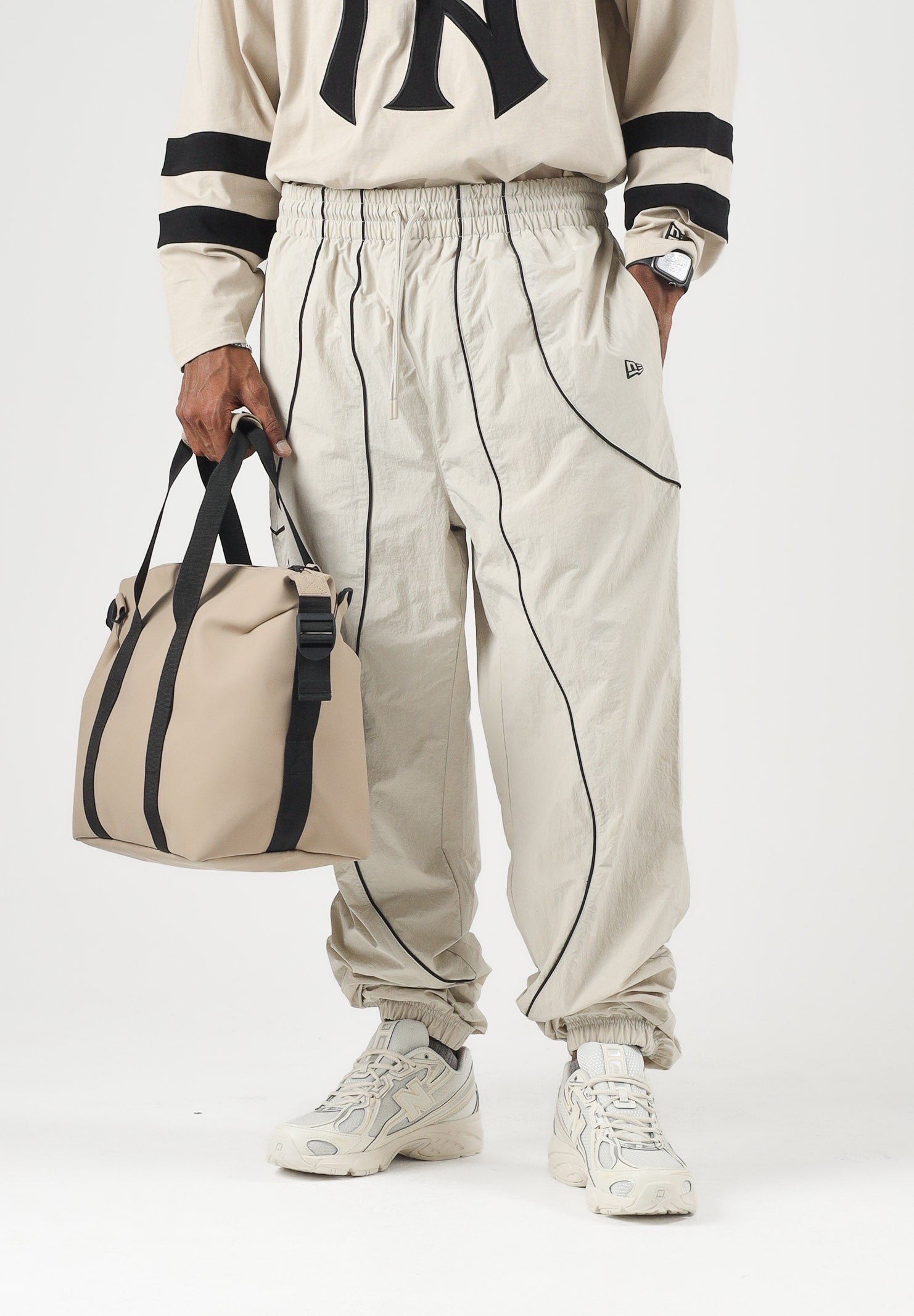 NEW ERA Pantaloni sportivi sabbia/ beige chiaro per uomo e donna 60897518 . NEW ERA 