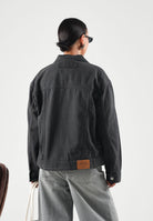 NEW ERA Giubbotto di jeans denim nero per uomo e donna con mini logo tono su tono 60897522 . NEW ERA 