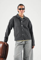 NEW ERA Giubbotto di jeans denim nero per uomo e donna con mini logo tono su tono 60897522 . NEW ERA 
