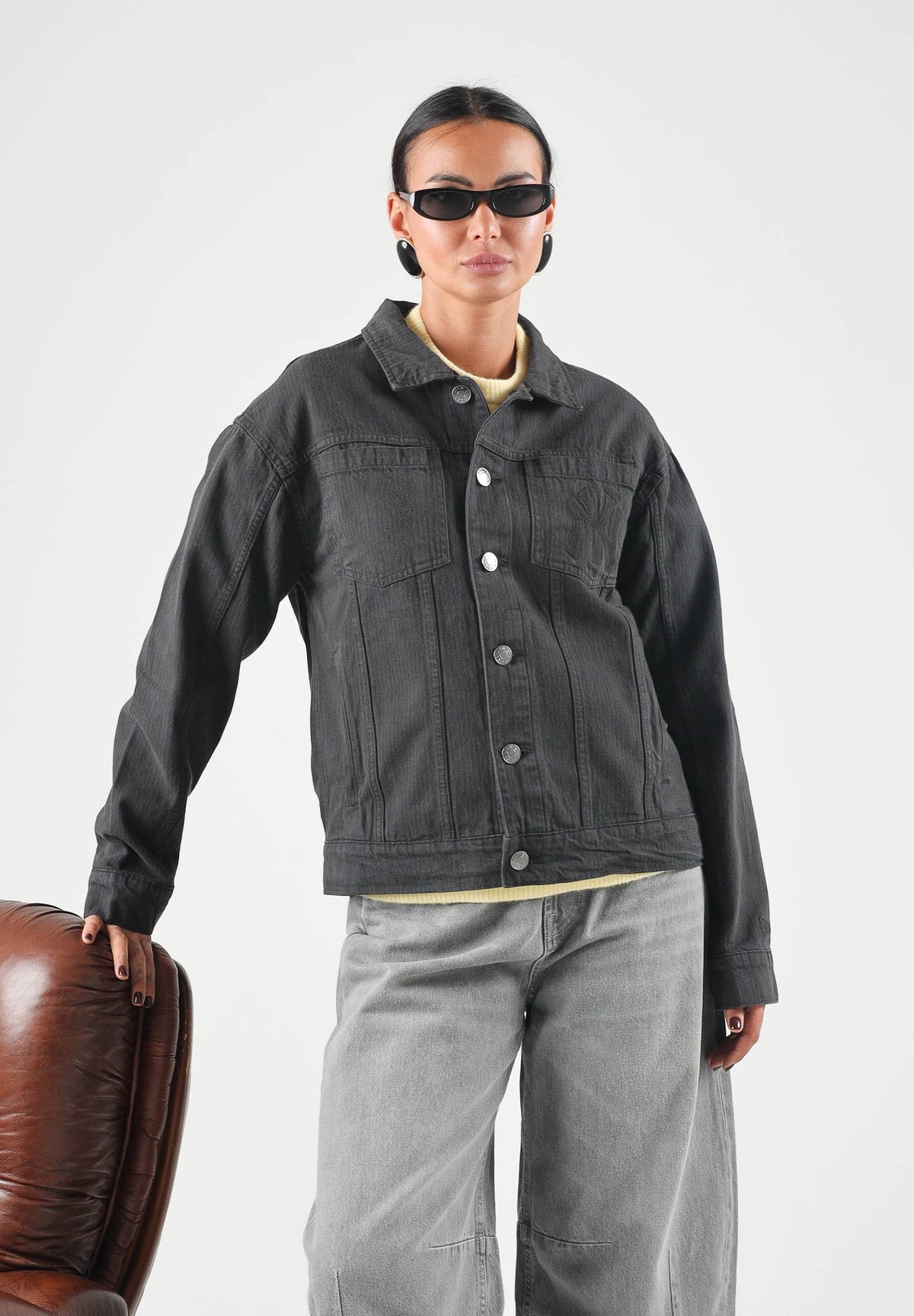 NEW ERA Giubbotto di jeans denim nero per uomo e donna con mini logo tono su tono 60897522 . NEW ERA 