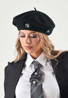 NEW ERA Basco nero da donna con mini logo centrale 60915736 . NEW ERA 