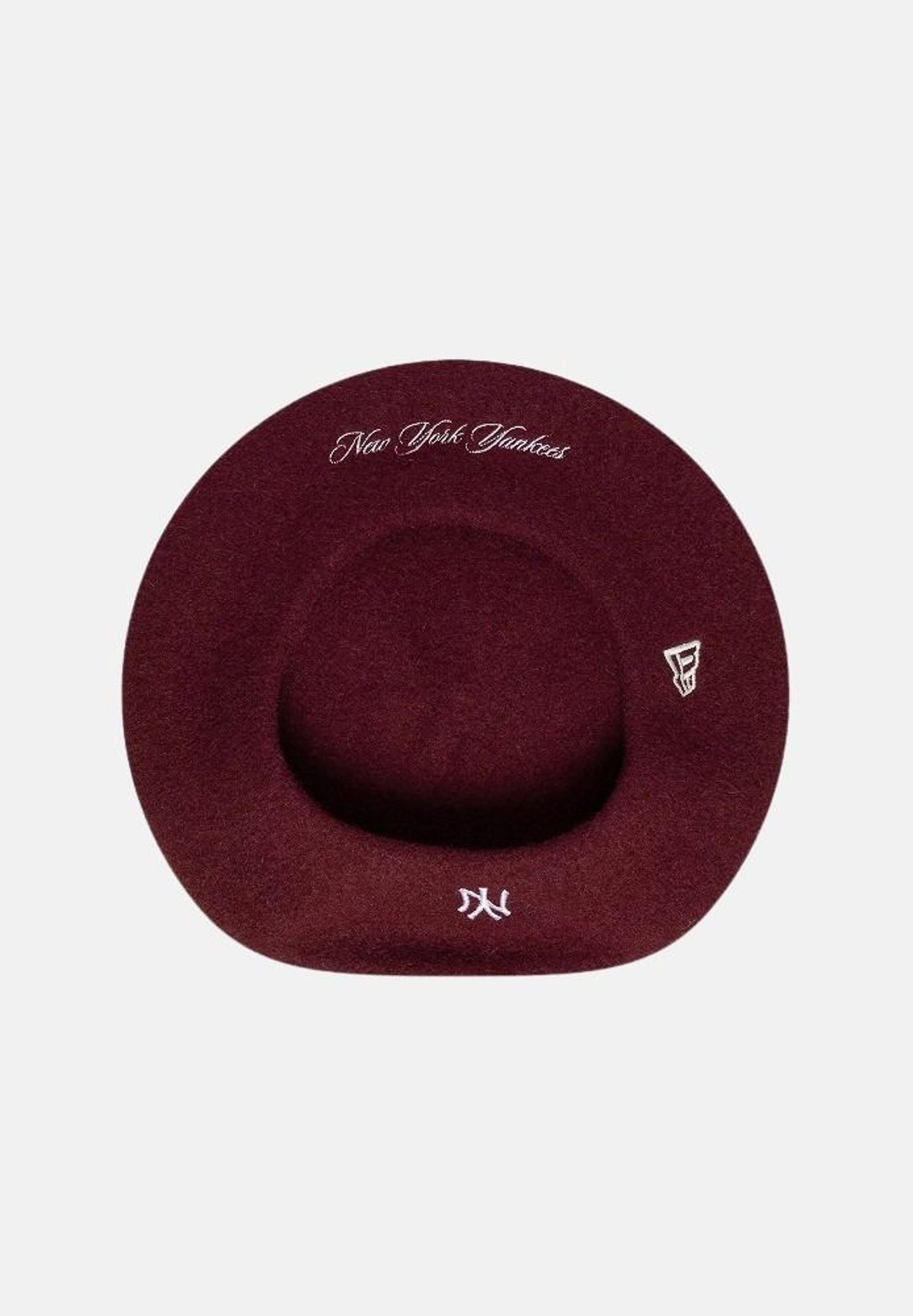 NEW ERA Basco parigino bordeaux per donna con ricamo del logo NY a contrasto. 60915761 . NEW ERA 