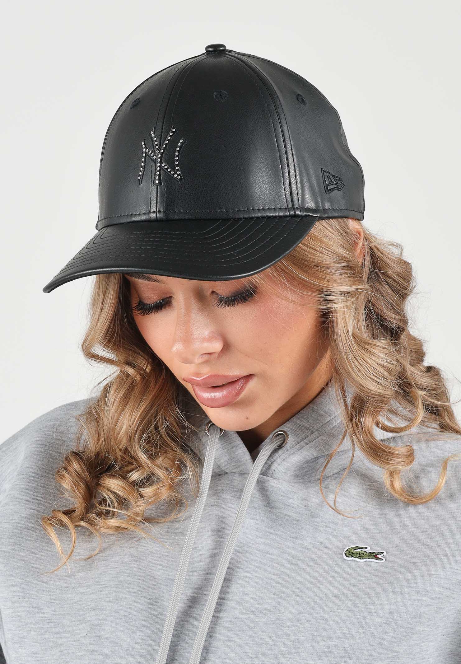 NEW ERA Cappello con visiera  9FORTY per donna in tessuto sintetico effetto pelle e logo NY tono su tono 60915811 . NEW ERA 