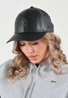 NEW ERA Cappello con visiera  9FORTY per donna in tessuto sintetico effetto pelle e logo NY tono su tono 60915811 . NEW ERA 