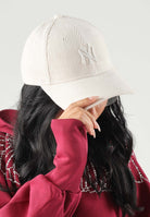 NEW ERA Cappello con visiera 9FORTY M  pietra/beige chiaro da donna con logo iconico NY. 60915812 . NEW ERA 