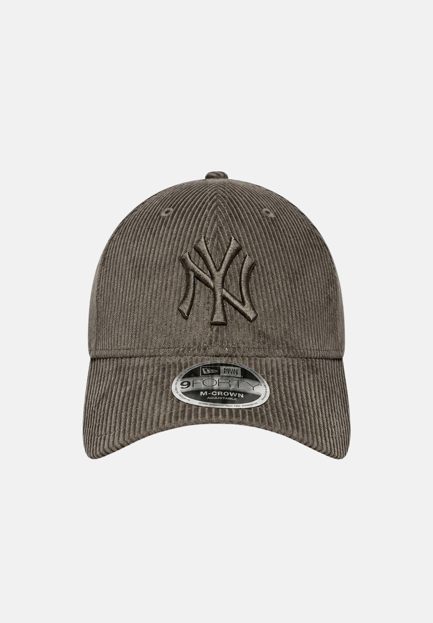 NEW ERA Cappello 9FORTY M-CROWN NEW YORK YANKEES verde oliva scuro per uomo e donna, in velluto a coste, logo NY ricamato, visiera curva e chiusura regolabile. 60915966 . NEW ERA 