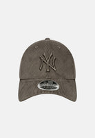 NEW ERA Cappello 9FORTY M-CROWN NEW YORK YANKEES verde oliva scuro per uomo e donna, in velluto a coste, logo NY ricamato, visiera curva e chiusura regolabile. 60915966 . NEW ERA 