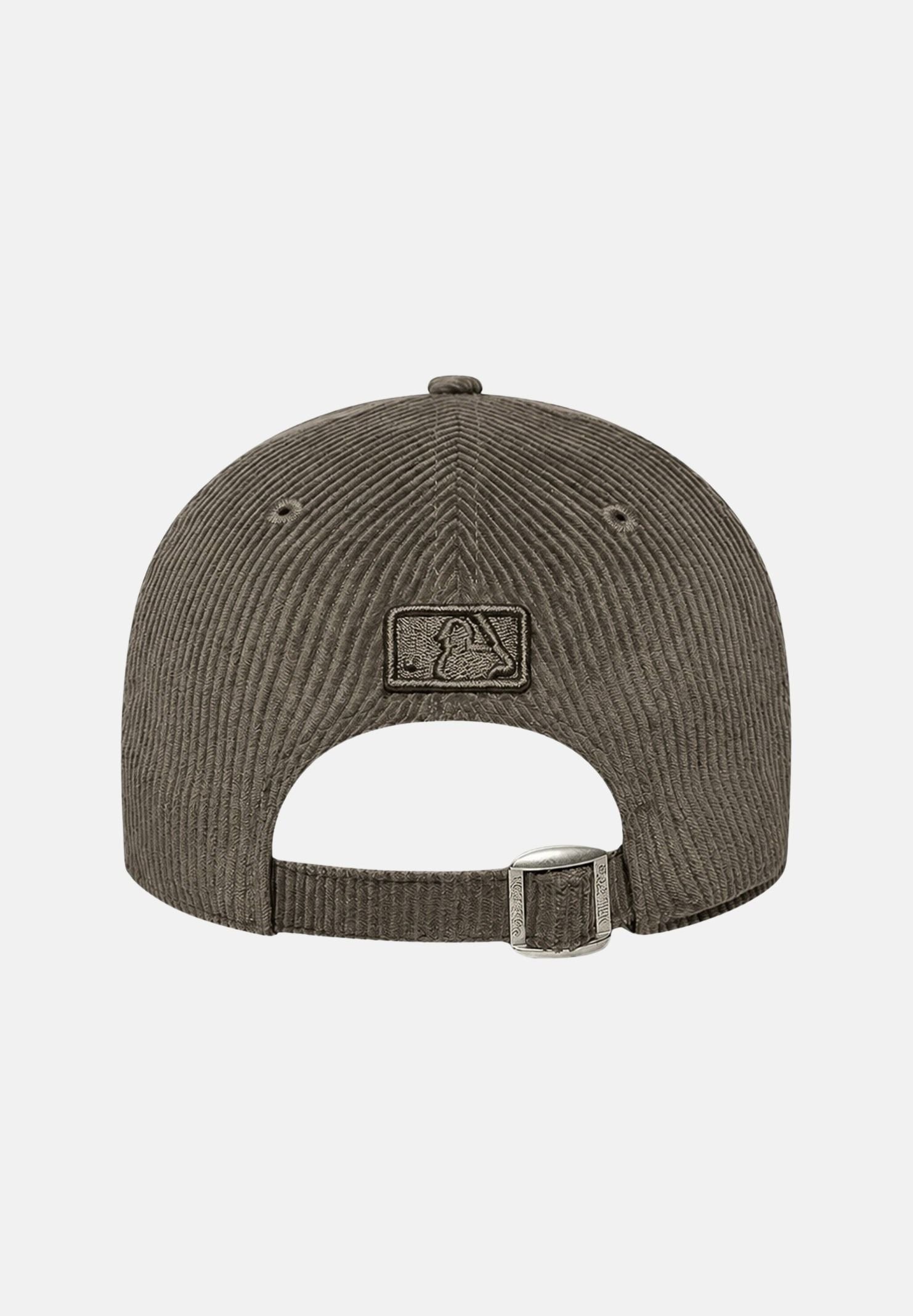 NEW ERA Cappello 9FORTY M-CROWN NEW YORK YANKEES verde oliva scuro per uomo e donna, in velluto a coste, logo NY ricamato, visiera curva e chiusura regolabile. 60915966 . NEW ERA 
