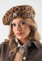 NEW ERA Basco marrone da donna con fantasia animalier leopardata e ricamo del logo NY a contrasto. 60915988 . NEW ERA 