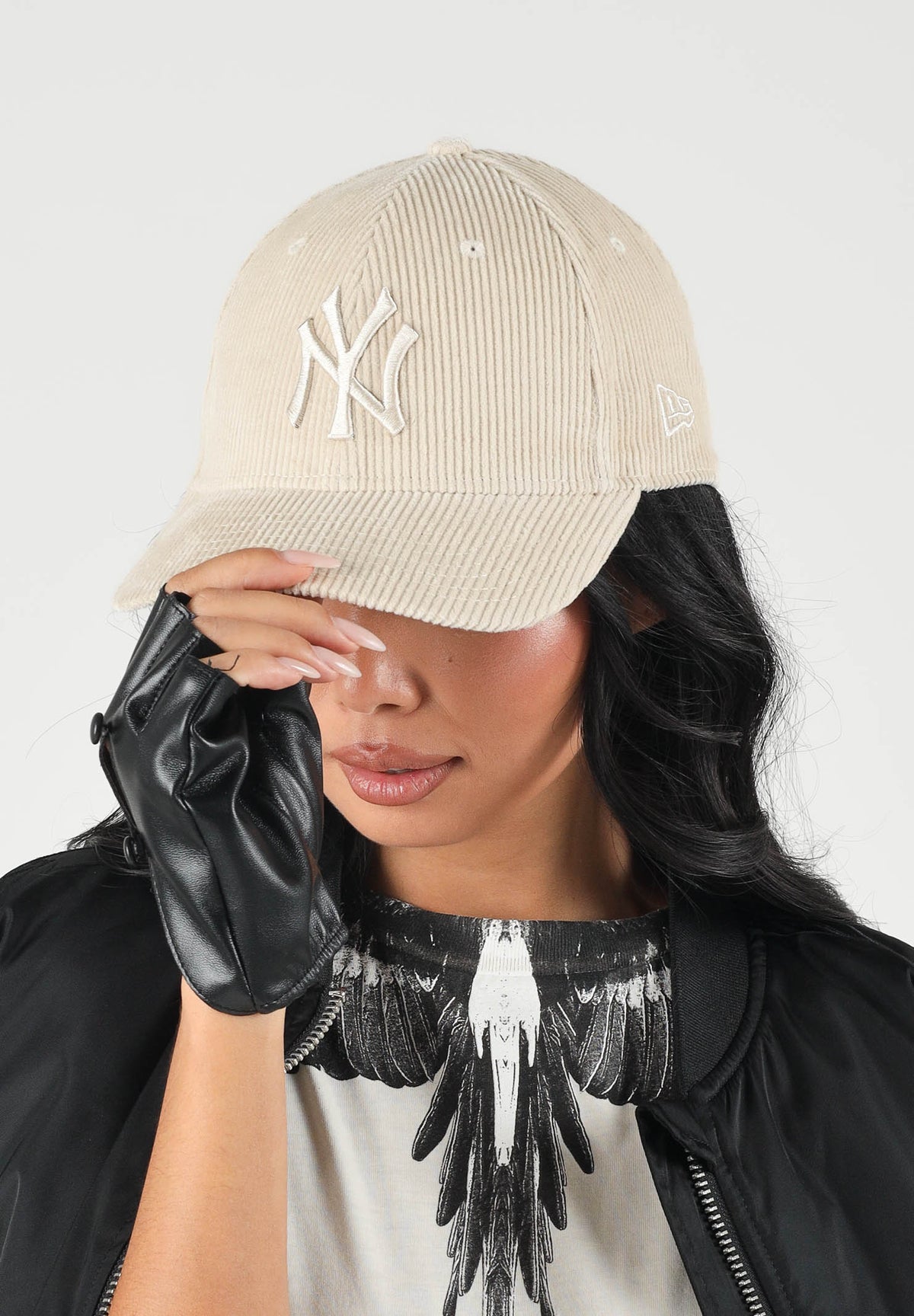 NEW ERA Cappello con visiera panna per uomo e donna con iconico logo NY ricamato tono su tono sul davanti 60916000 . NEW ERA 