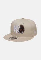 NEW ERA Cappello con visiera dritta 9FIFTY NEW YORK beige per uomo e donna con logo Yankees e grafica orso 60951082 . NEW ERA 