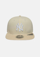 NEW ERA Cappello 9FIFTY MLB CORD VISOR NEW YORK YANKEES beige chiaro per uomo e donna, con visiera piatta in velluto a coste e logo NY ricamato.<BR/> 60960235 . NEW ERA 