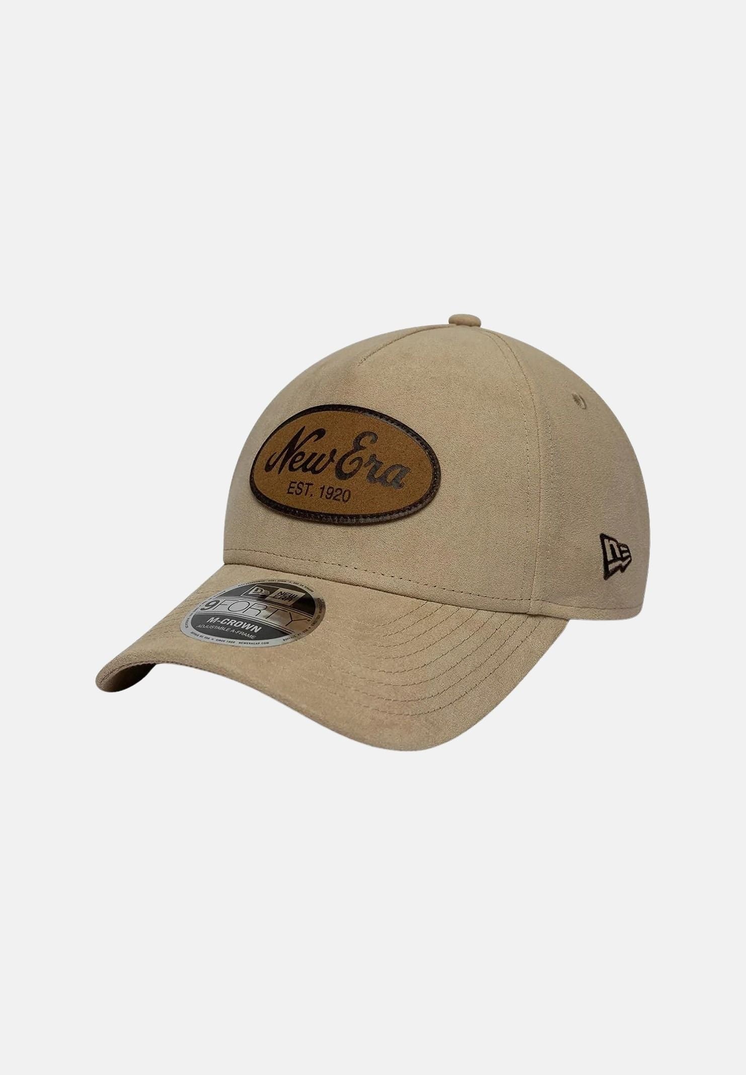 NEW ERA Cappello con visiera 9FORTY M-CROWN A-FRAME FAUX SUEDE STN beige chiaro per uomo e  donna con patch ovale e visiera curva. 60960244 . NEW ERA 