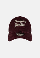 NEW ERA Cappellino 9TWENTY A-FRAME MLB CORD SCRIPT bordeaux da uomo e donna, in velluto a coste, con visiera curva e ricamo.<BR/> 60960251 . NEW ERA 