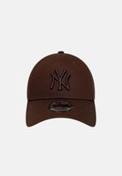 NEW ERA Cappellino 9FORTY LEAGUE ESSENTIAL NEW YORK YANKEES Brown marrone da uomo e donna, con visiera curva e logo NY ricamato.<BR/> 60960266 . NEW ERA 