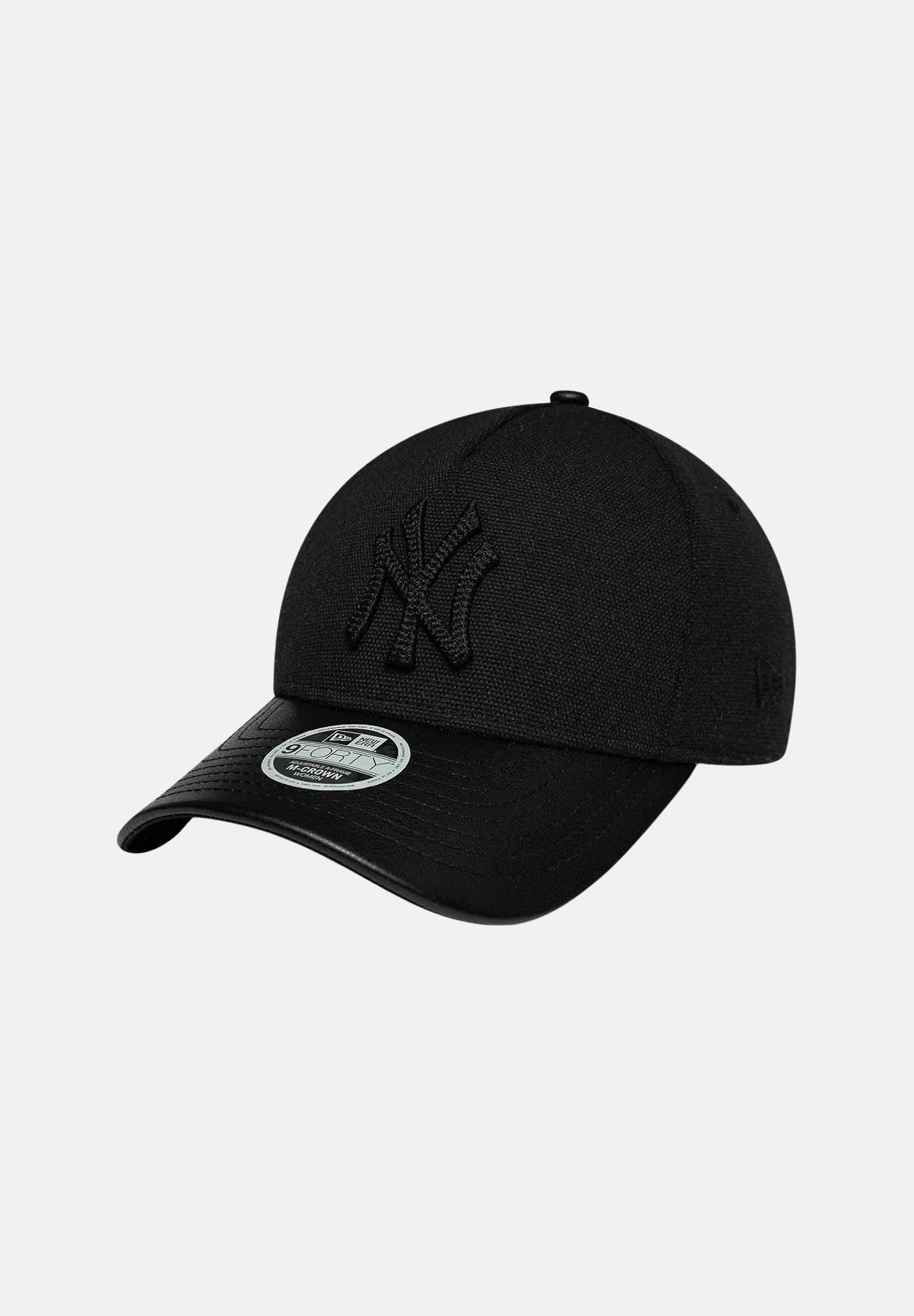 NEW ERA Cappello 9FORTY M-CROWN A-FRAME NEW YORK YANKEES Black nero da donna con logo NY tono su tono, visiera curva in PU e chiusura strapback. 60960301 . NEW ERA 