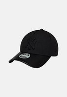 NEW ERA Cappello 9FORTY M-CROWN A-FRAME NEW YORK YANKEES Black nero da donna con logo NY tono su tono, visiera curva in PU e chiusura strapback. 60960301 . NEW ERA 