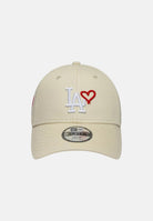 NEW ERA Cappello 9FORTY LA DODGERS MLB HEART ICON  beige chiaro per bambino e bambina, con logo LA, cuore rosso e visiera curva.<BR/> 60960363 . NEW ERA 