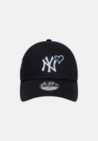 NEW ERA Cappellino 9FORTY MLB HEART ICON NEW YORK YANKEES Navy blu scuro per bambino e bambina, con visiera curva, logo NY e cuore ricamato. 60960365 . NEW ERA 