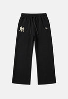 NEW ERA Pantaloni WIDE LEG NEW YORK YANKEES MLB Black neri da uomo , con gamba ampia, logo NY, vita elasticizzata e coulisse.<BR/> 60960439 . NEW ERA 