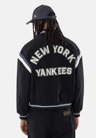 NEW ERA Bomber college VARSITY NEW YORK YANKEES Black nero per uomo e donna, con bottoni automatici, logo NY e scritta sul retro. 60960470 . NEW ERA 