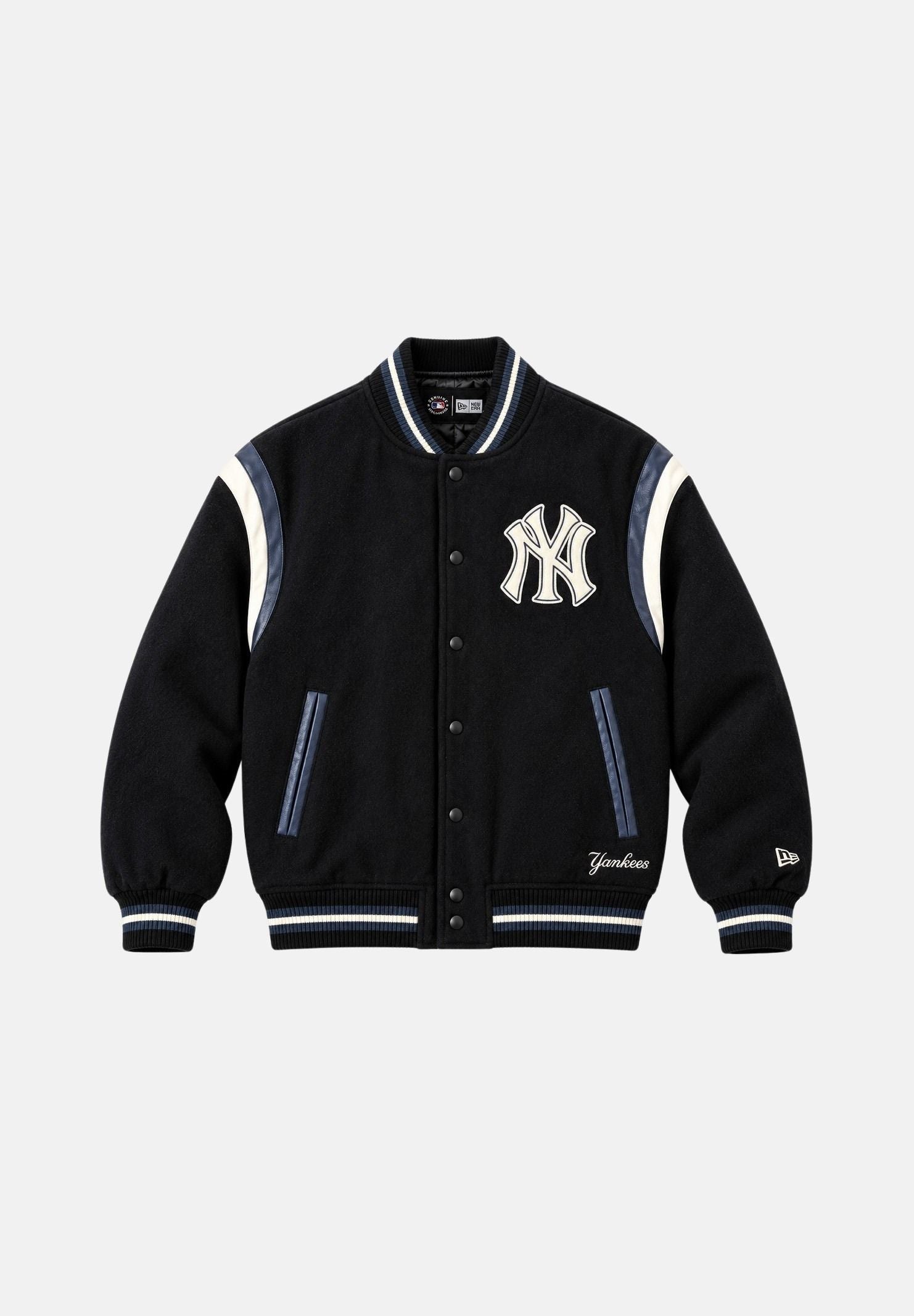 NEW ERA Bomber college VARSITY NEW YORK YANKEES Black nero per uomo e donna, con bottoni automatici, logo NY e scritta sul retro. 60960470 . NEW ERA 