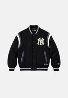 NEW ERA Bomber college VARSITY NEW YORK YANKEES Black nero per uomo e donna, con bottoni automatici, logo NY e scritta sul retro. 60960470 . NEW ERA 