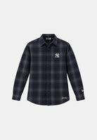 NEW ERA Camicia NEW YORK YANKEES MLB PLAID  blu navy per uomo e donna, a quadri, con logo NY sul petto e bottoni frontali.<BR/> 60960474 . NEW ERA 