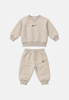 NIKE Tuta ESSENTIALS CREW SET  beige da neonato. 66M188 W67 NIKE 