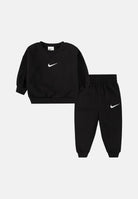 NIKE Tuta sportiva nera per bambino e bambina con felpa girocollo e pantaloni coordinati logati. 86M188 023 NIKE 