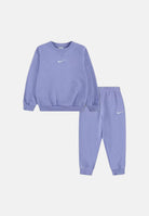 NIKE Tuta sportiva lilla per bambino e bambina con felpa girocollo e pantaloni coordinati logati. 86M188 P3F NIKE 