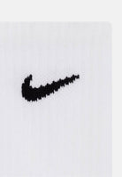 NIKE BASICS KIDS' CREW SOCKS (3 PAIRS). Il prodotto è una confezione composta da tre paia di calzini alti da bambino. UN0027 001 NIKE 