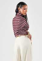 ONLY Dolcevita rigato bordeaux per donna con collo alto e motivo a righe orizzontali bianche. 15165075 FI ONLY 