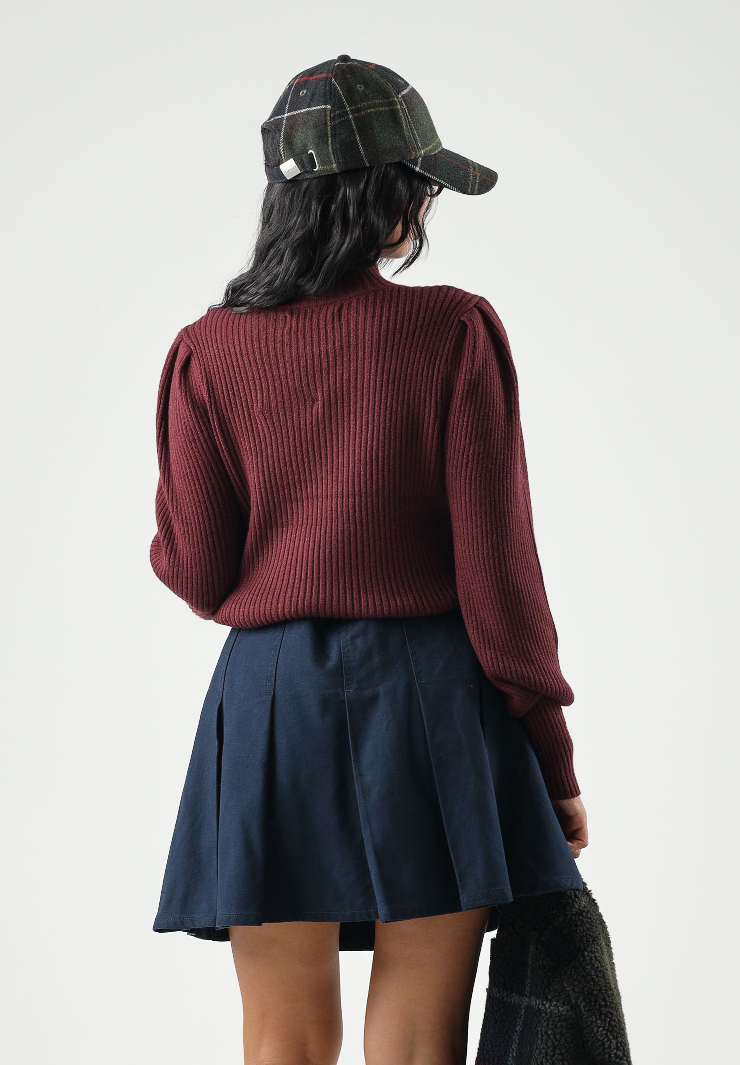 ONLY Dolcevita bordeaux per donna con maniche a palloncino e costine sottili. 15232494 FI ONLY 