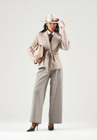 ONLY Cappotto corto ONLLOU SHORT WRAP  beige da donna con cintura da annodare in vita e revers ampi 15314352 FU ONLY 