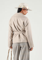ONLY Cappotto corto ONLLOU SHORT WRAP  beige da donna con cintura da annodare in vita e revers ampi 15314352 FU ONLY 