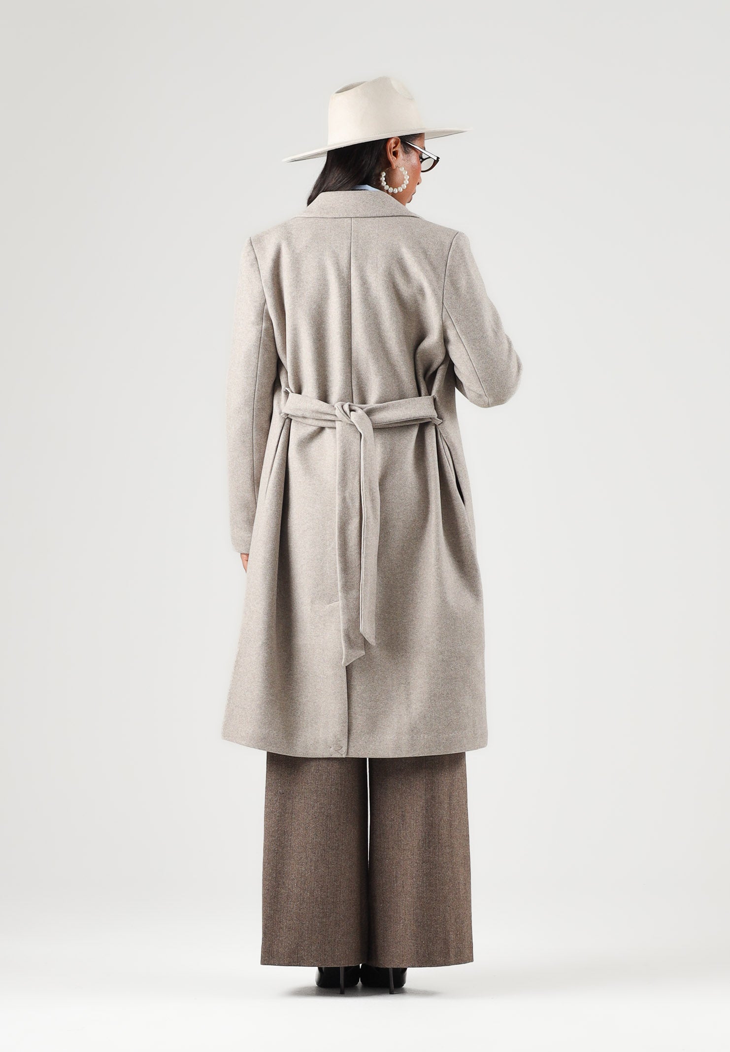 ONLY Cappotto lungo taupe-beige per donna con revers classici e chiusura a portafoglio. 15314362 SI ONLY 